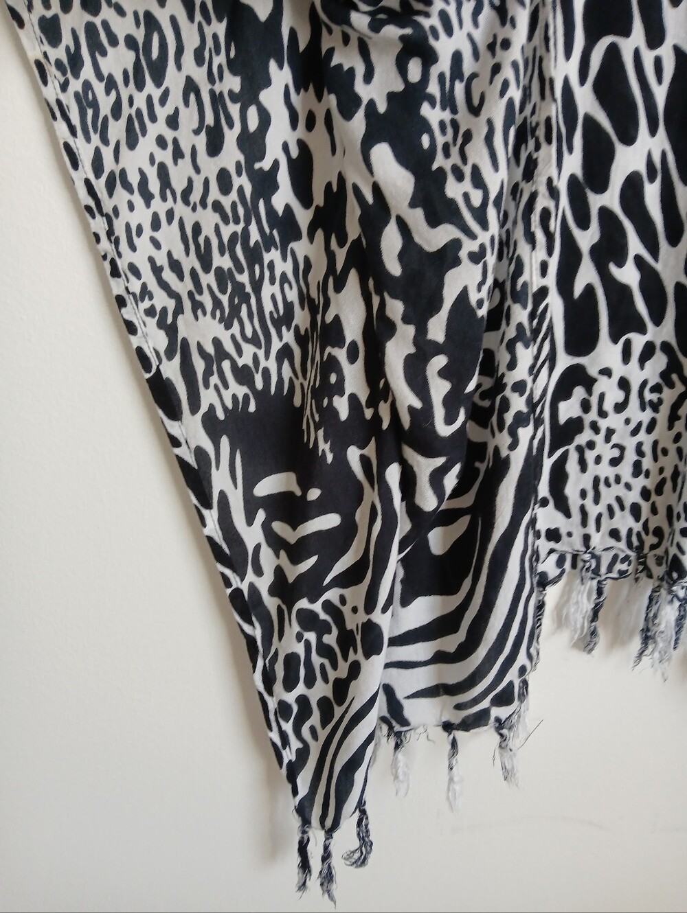 Island Planet Tassle Hem Black White Boho Top - Picture 8 of 12
